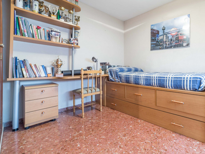 Habitación acogedora en apartamento de 4 dormitorios en Patraix, Valencia
