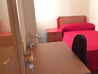 Habitación amueblada en un apartamento de 4 dormitorios en Atocha, Madrid