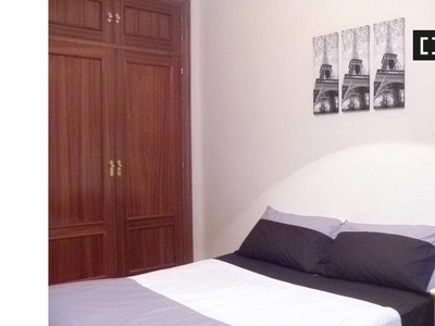 Habitación decorada en un apartamento de 3 dormitorios en Opañel, Madrid