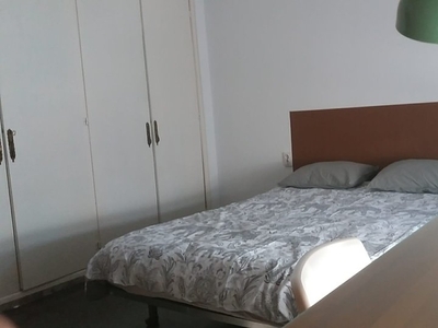 Habitación doble en piso de 4 dormitorios en Eixample, Valencia