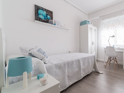 Habitación equipada en apartamento de 4 dormitorios en Algirós, Valencia