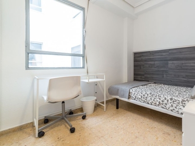 Habitación equipada en apartamento de 6 dormitorios en Benimaclet, Valencia