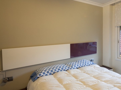 Habitación luminosa en alquiler en apartamento de 3 dormitorios en Nou Barris