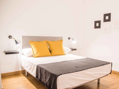 Habitación luminosa en alquiler en apartamento de 6 dormitorios en L'Eixample