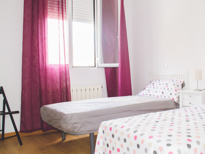 Habitación luminosa en apartamento de 2 dormitorios en Usera, Madrid