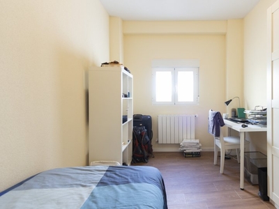 Habitación luminosa en apartamento de 3 dormitorios en Carabanchel, Madrid