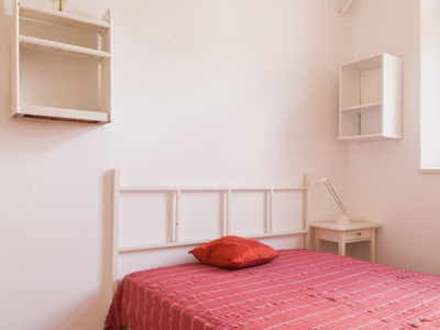 Habitación luminosa en apartamento de 3 dormitorios en Lavapiés, Madrid.