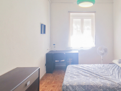 Habitación luminosa en apartamento de 3 dormitorios en Salamanca, Madrid