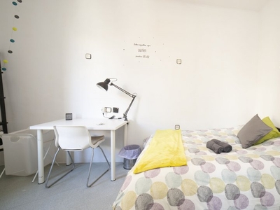 Habitación luminosa en apartamento de 4 dormitorios en el Eixample, Barcelona