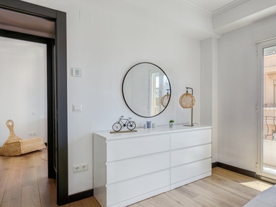Habitación luminosa en apartamento de 4 dormitorios en Poblats Marítims