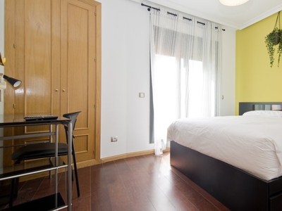 Habitación luminosa en apartamento de 5 dormitorios en Delicias, Madrid