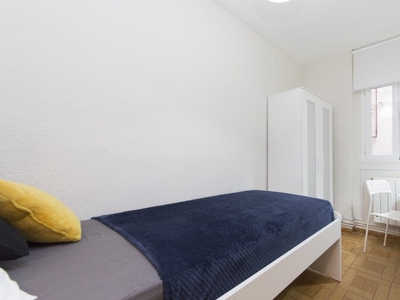 Habitación luminosa en apartamento de 5 dormitorios en Usera, Madrid.