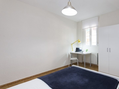 Habitación moderna en un apartamento de 5 dormitorios en Usera, Madrid.