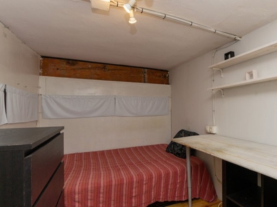 Habitación ordenada en apartamento de 3 dormitorios en Lavapiés, Madrid