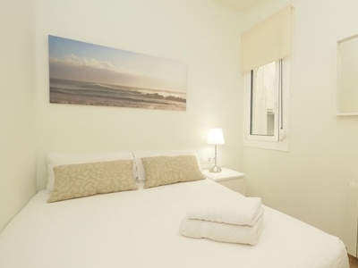 Habitación ordenada en un apartamento de 3 dormitorios en Gràcia, Barcelona