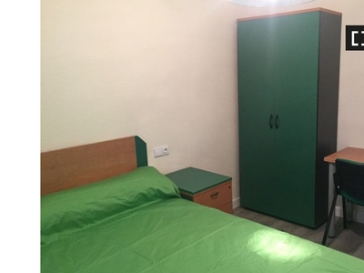 Habitación para alquilar en apartamento sencillo de 4 dormitorios, Getafe, Madrid
