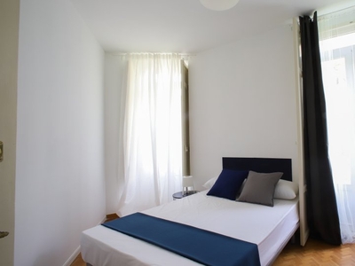 Habitación para alquilar en gran apartamento de 5 dormitorios en L'Eixample