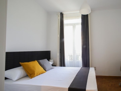 Habitación para alquilar en un apartamento de 5 dormitorios en el moderno L'Eixample
