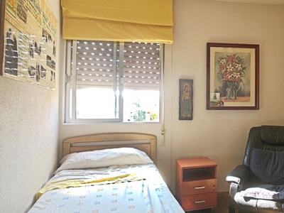 Habitación pequeña en apartamento de 2 dormitorios en Ciudad Lineal, Madrid