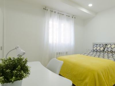 Habitación renovada en alquiler en piso de 4 dormitorios en Delicias
