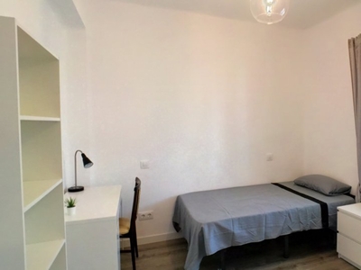 Habitación soleada, apartamento de 3 dormitorios en Puerta del Ángel, Madrid