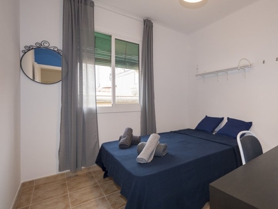 Habitación soleada en apartamento de 3 dormitorios en Sants, Barcelona
