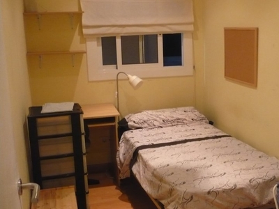 Habitaciones en alquiler en un piso de 4 dormitorios con balcón