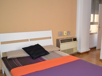 ¡Habitaciones en alquiler en un piso de 7 habitaciones en Madrid!