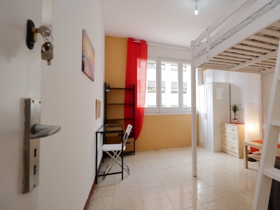 Se alquila habitación - Apartamento de 4 dormitorios - L'Eixample, Barcelona