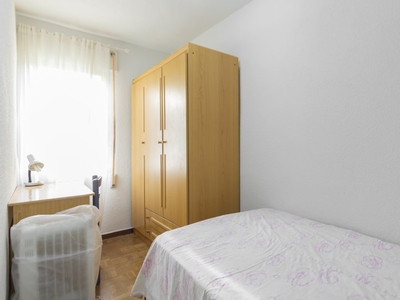 Se alquila habitación, apartamento de 4 dormitorios, Moratalaz, Madrid.