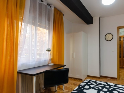 Se alquila habitación doble, apartamento de 6 dormitorios, Alcalá de Henares