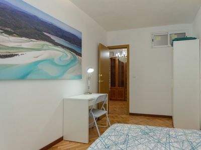 Se alquila habitación doble, apartamento de 6 dormitorios, Alcalá de Henares