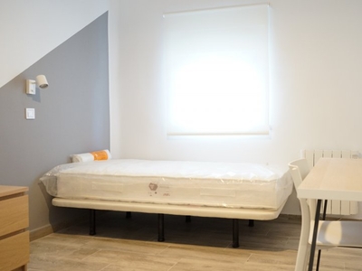Se alquila habitación en apartamento de 2 dormitorios en Getafe, Madrid.