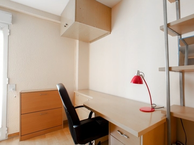 Se alquila habitación, en apartamento de 3 dormitorios en Quatre Carreres.