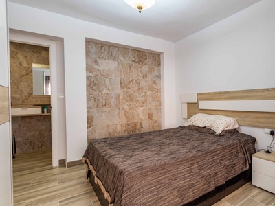 Se alquila habitación en apartamento de 3 dormitorios en Quatre Carreres