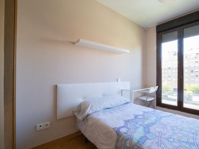 Se alquila habitación en apartamento de 3 dormitorios en Villa de Vallecas.