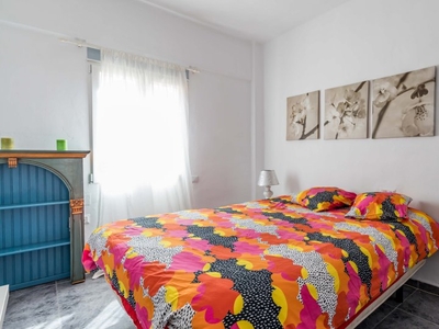 Se alquila habitación en apartamento de 3 habitaciones en Camins Al Grau.