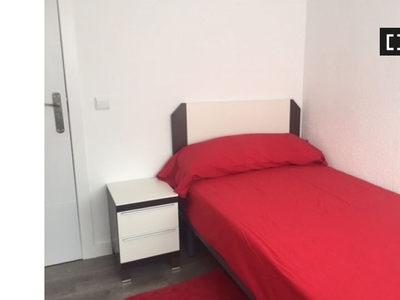 Se alquila habitación en apartamento de 4 dormitorios en Getafe, Madrid