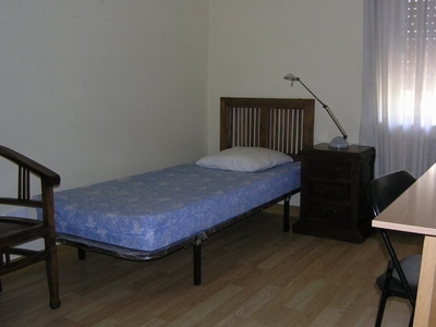 Se alquila habitación en apartamento de 5 habitaciones en Chamberi, Madrid.