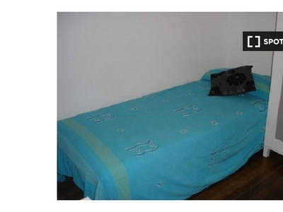 Se alquila habitación en apartamento de 6 habitaciones en Islas Filipinas.