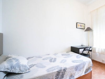 Se alquila habitación en casa de 10 dormitorios en Ventas, Madrid