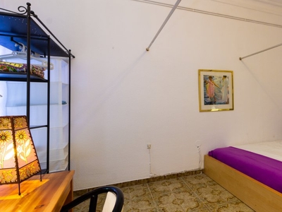 Se alquila habitación en el apartamento de 7 dormitorios en Barri Gòtic.