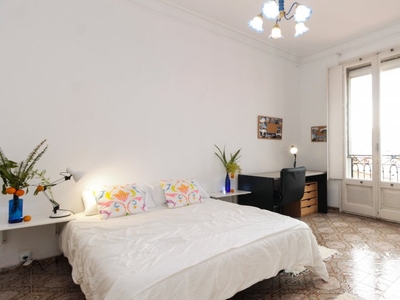 Se alquila habitación en el apartamento de 7 dormitorios en Barri Gòtic.