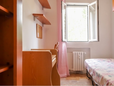 Se alquila habitación en piso de 3 dormitorios en Lucero, Madrid