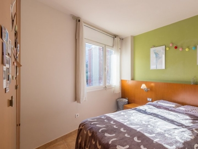 Se alquila habitación en piso de 3 habitaciones en Gràcia, Barcelona