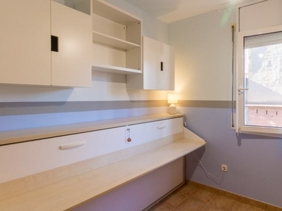 Se alquila habitación en piso de 3 habitaciones en Gràcia, Barcelona