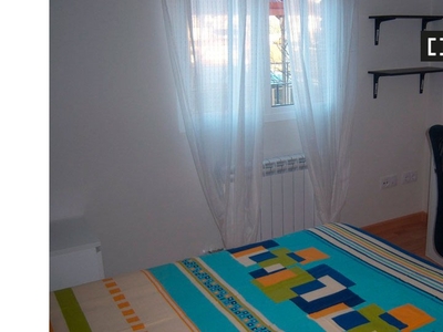 Se alquila habitación en piso de 3 habitaciones en Zaragoza