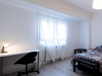 Se alquila habitación en piso de 4 dormitorios en Zaragoza