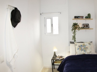 Se alquila habitación en piso de 5 dormitorios en Aluche, Madrid