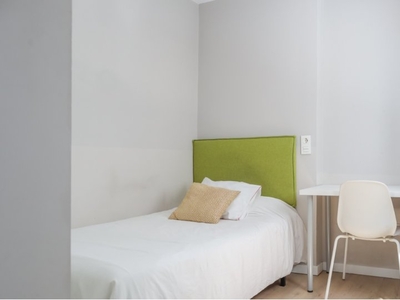 Se alquila habitación en piso de 5 dormitorios en Getafe, Madrid